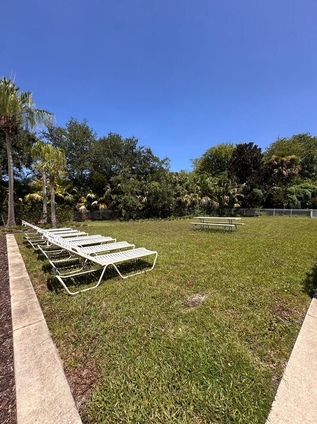 Building Photo - 45 Riverview Bend S
