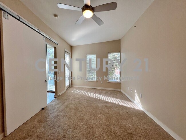 Building Photo - Fantastic Second Floor 1/1.5 Bedroom Condo...