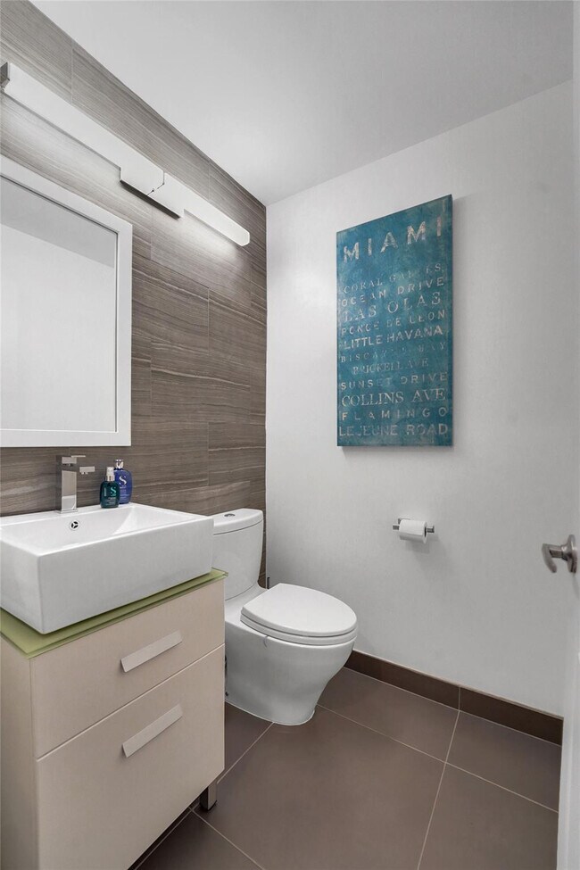 Building Photo - 4108 W Palm Aire Dr