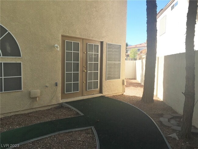 Building Photo - 8800 Sandringham Ave
