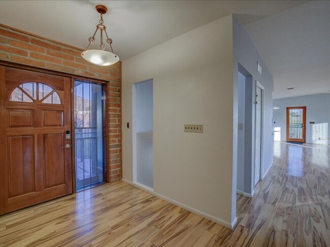 Building Photo - 4 Bedrooms, 3 Bathrooms