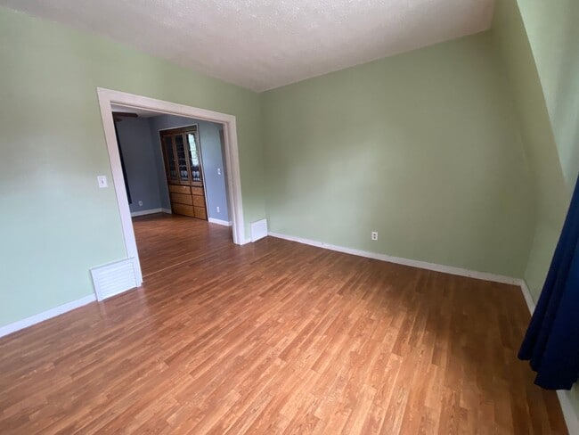 Building Photo - Updated 2 bed/1 bath Duplex for Rent!
