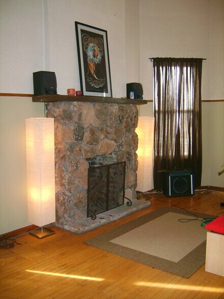 Building Photo - 2350 W Augusta Blvd