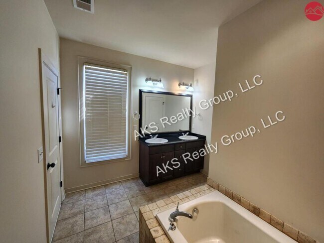 Building Photo - 4613 Riverview Dr