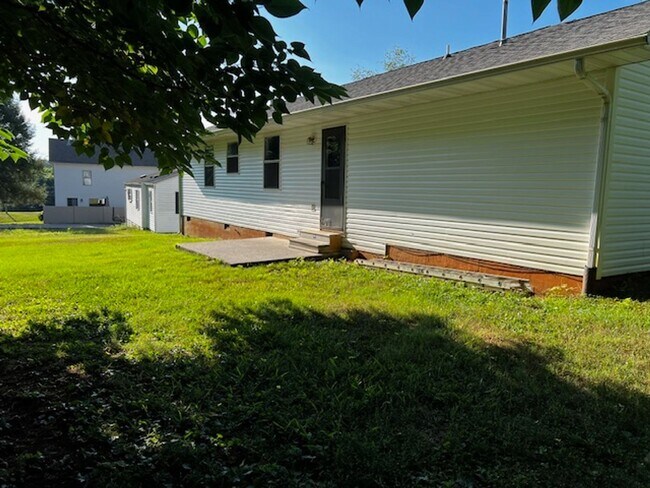 Building Photo - Maryville 37803 - 3 bedroom, 2 bath home - Contact Troy Adams (865) 233-6949