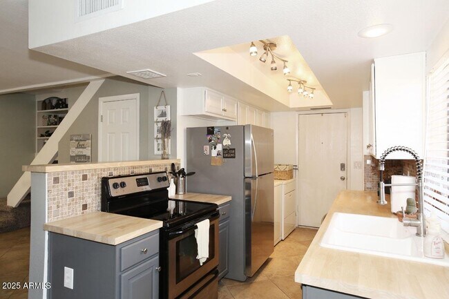 Building Photo - 10408 N 11th Pl