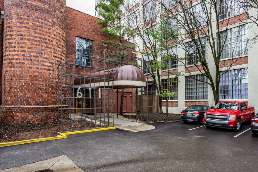 Building Photo - 611 N Park Ave