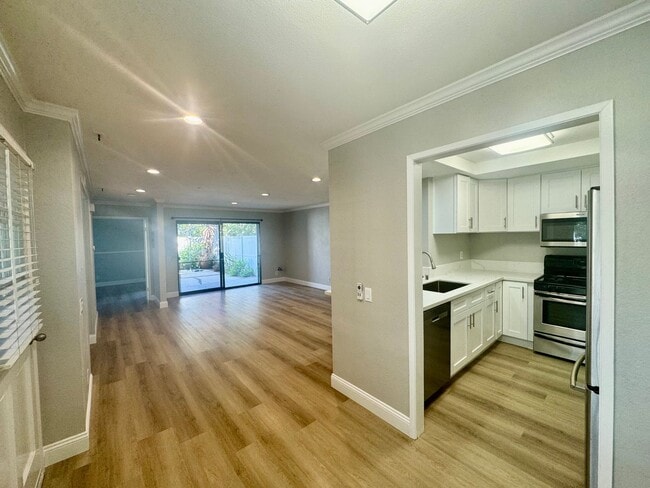 Building Photo - 2 Bedroom, Newly Renovated Beautiful Condo...