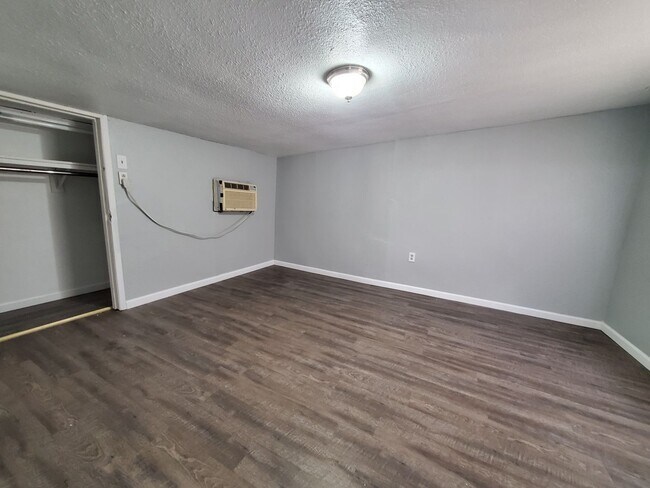 Building Photo - Newly Rehabbed 3 Bedroom 1 Bath COZY Home!!!!
