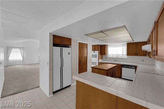 Building Photo - 2004 Canterbury Dr