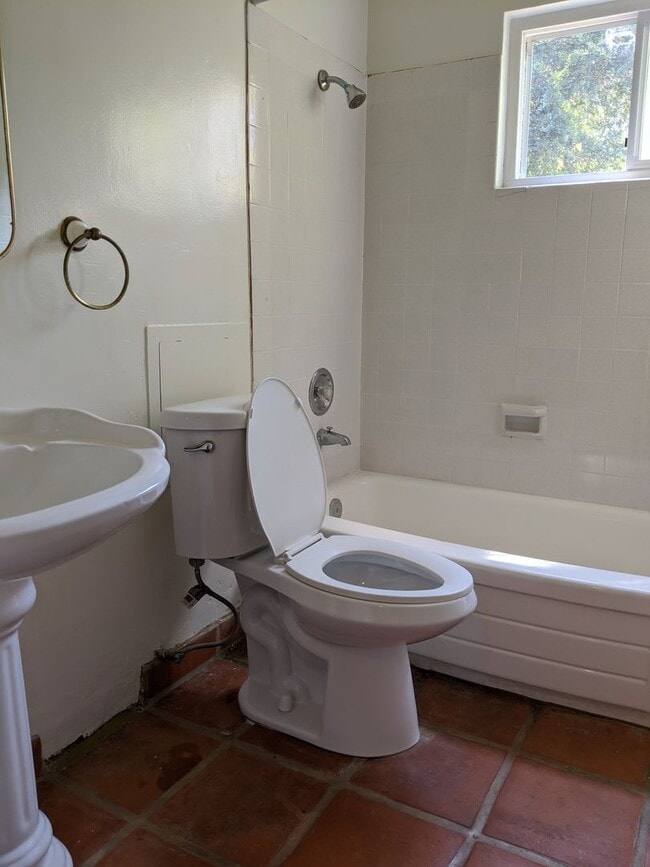 Building Photo - 4 BEDROOM 2 BATH ON CUL-DE-SAC AND LARGE YARD!