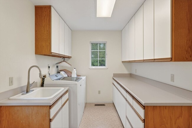 Building Photo - Absolutely Beautiful 4BR 3.5BA 2 Story Home in quiet neighborhood in Los Altos