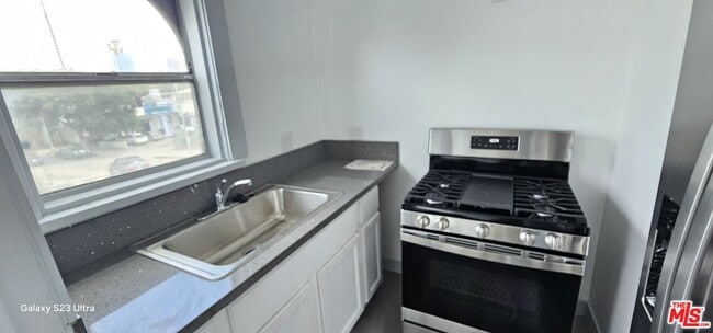 Building Photo - 1604 W Pico Blvd