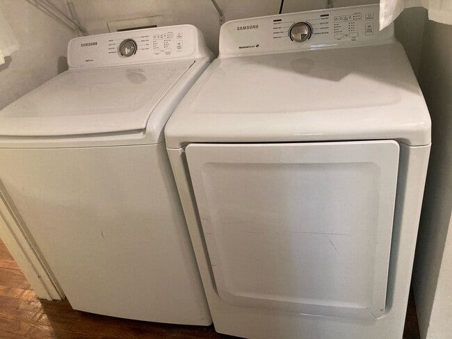 Building Photo - 4 bed 2 bath Minutes from FSU! available August 2026!