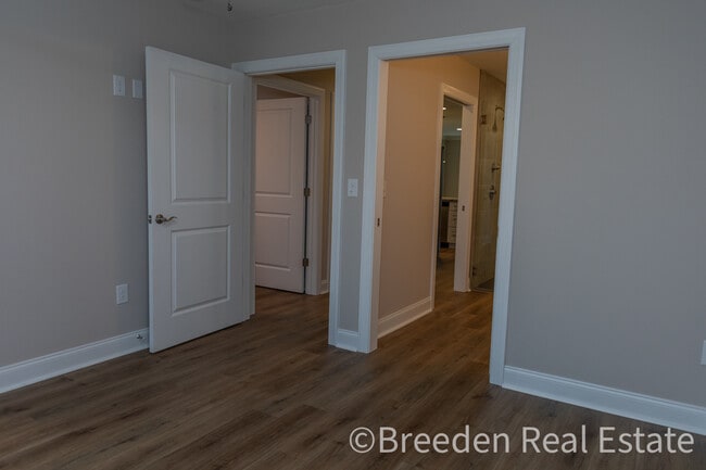 Building Photo - 804 5th Ave SW