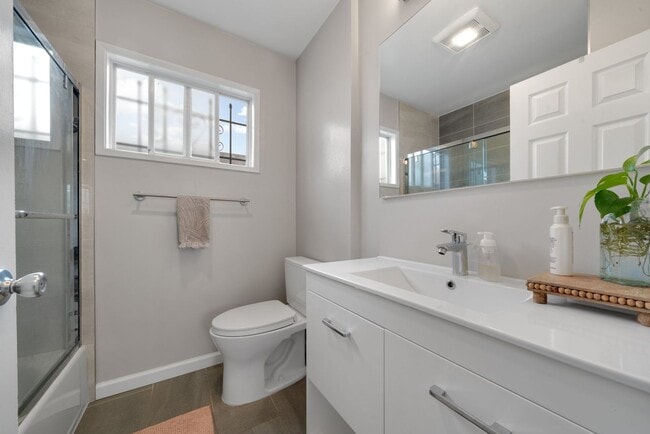 Building Photo - Charming Home In NE Richmond!