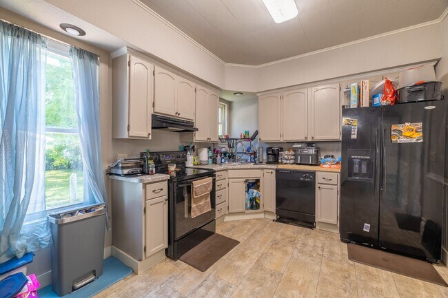 Building Photo - For Rent: 5 bed / 2 bath home in Oshkosh