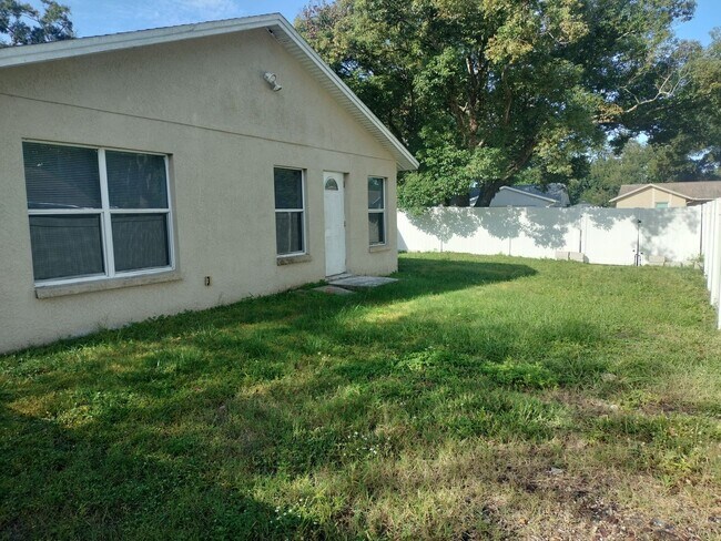 Building Photo - Beautiful home with fenced in backyard!
