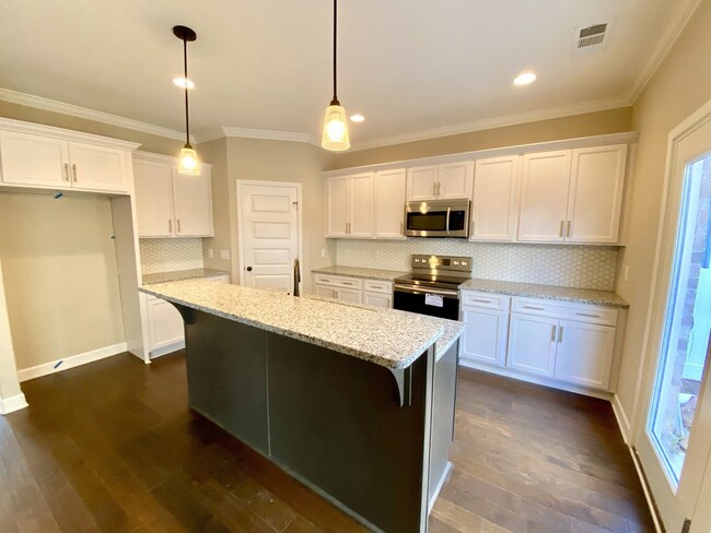 Building Photo - Townhome with 3 Bed/2.5 Bath w 1 Car Garag...