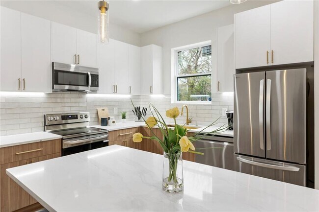 Building Photo - 582 Hope St SW