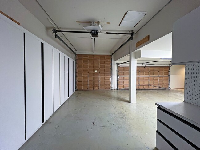 Building Photo - Gated Sound view home Des Moines area, 4 bed plus den 2.5 bath 3900 s/f, Available NOW!!!