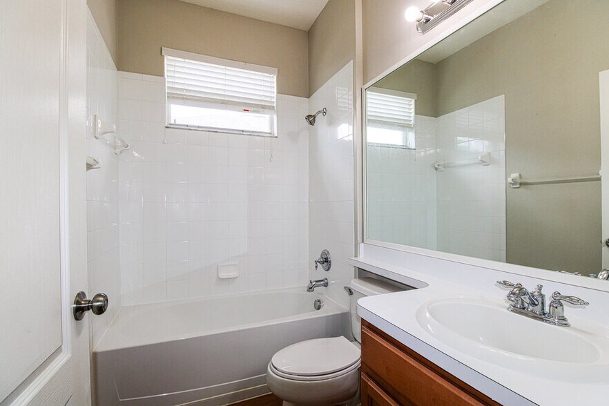 Building Photo - 3731 Braemere Dr
