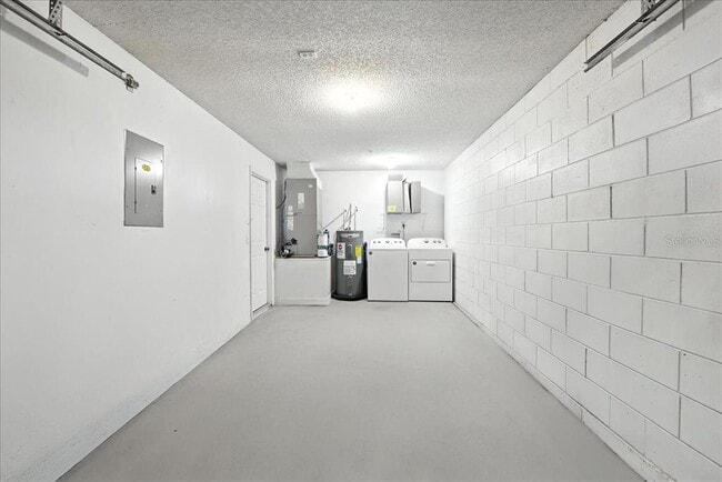 Building Photo - 1190 N Fairway Dr