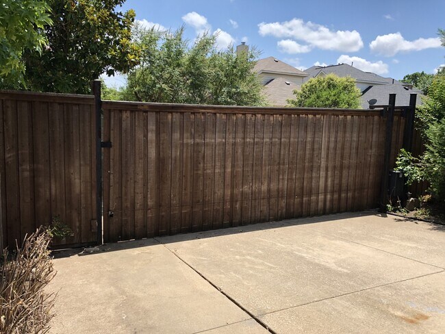 Building Photo - 5 Bedrooms in Richardson!
