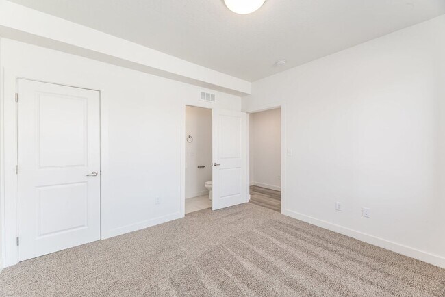 Building Photo - Gorgeous Brand New Townhome!