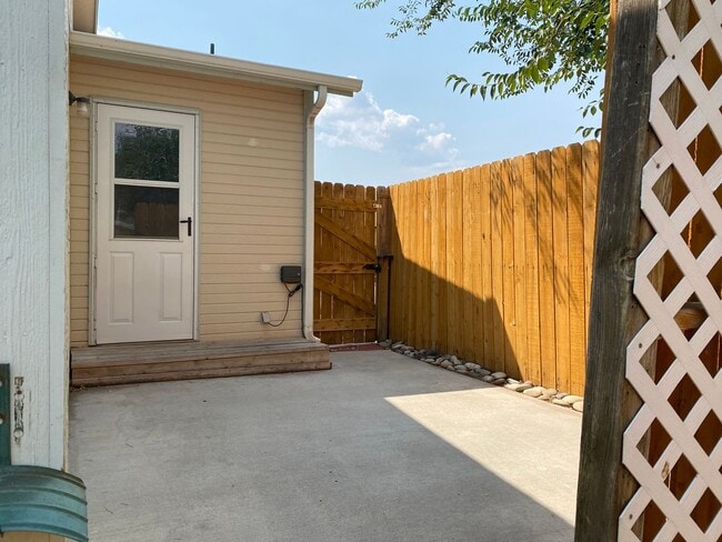 Building Photo - 2 Bed 2 Bath Townhome