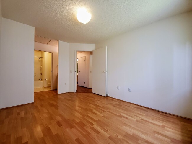Building Photo - Available May 12, 2025 | 2 Bedroom, 2 bath...