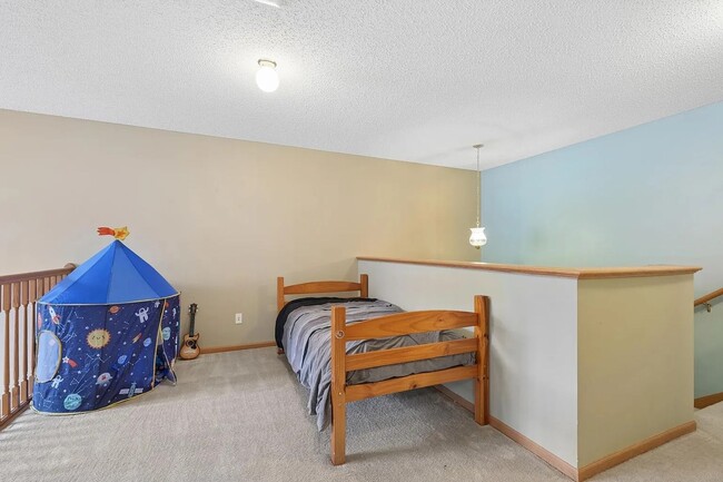 Building Photo - Quiet 2 bedroom with study area.