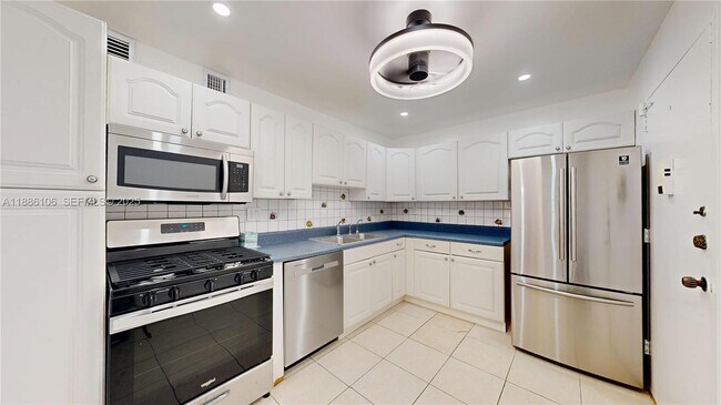 Building Photo - 3140 S Ocean Dr