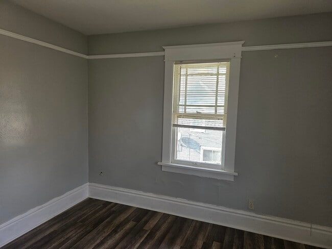 Building Photo - 321 Albert Ave