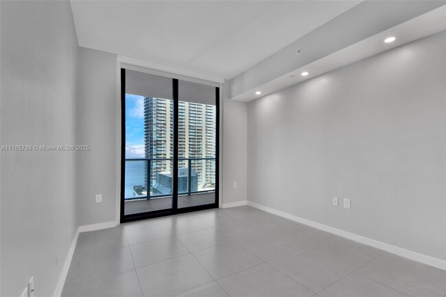 Building Photo - 1010 Brickell Ave