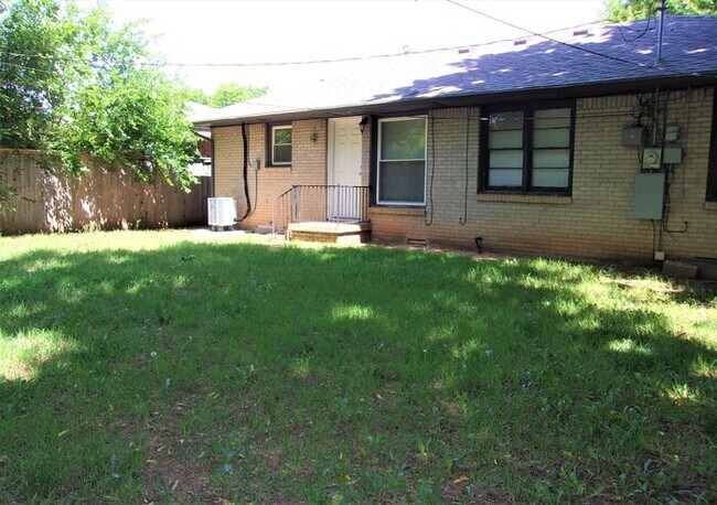 Building Photo - 3 BED 1 BATH IN CASADY HEIGHTS ADDITION OF THE VILLAGE