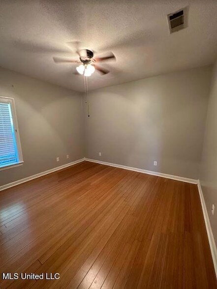 Building Photo - 2206 Pinehaven Dr