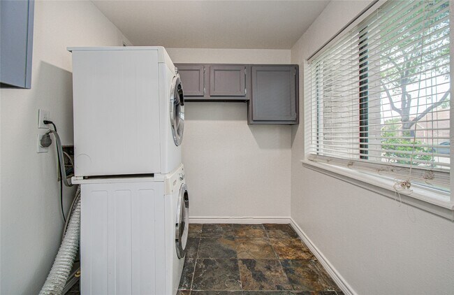 Building Photo - 15309 Kingfield Dr