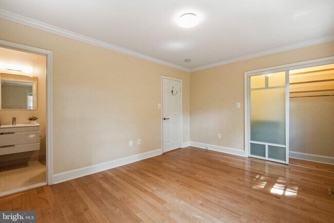 Building Photo - 3217 Sutton Pl NW