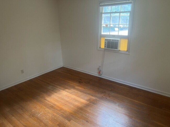 Building Photo - Spacious 2 Bedroom Minutes From UNC Campus