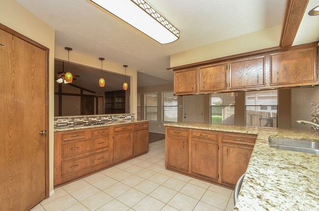 Building Photo - 3027 Colonial Dr