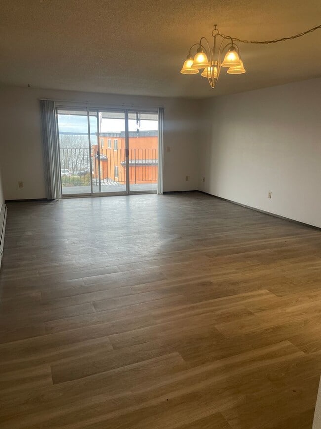 Building Photo - Price Reduction! 2 Bedroom Condo with a View.