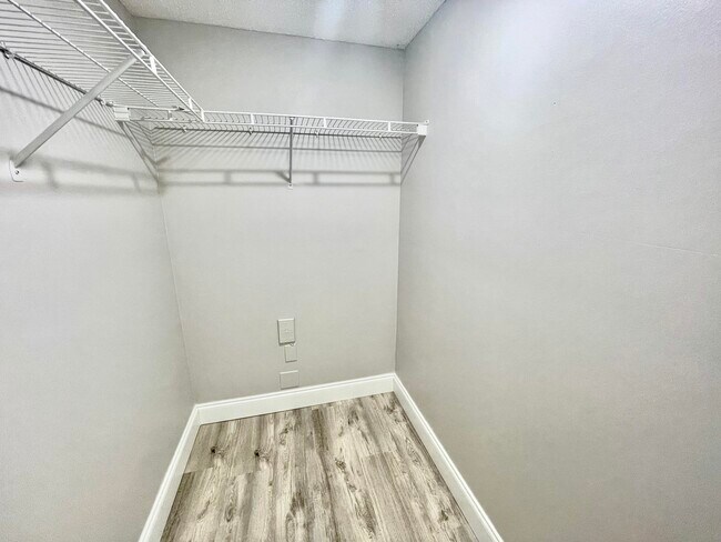 Building Photo - 1700 Crestwood Ct S