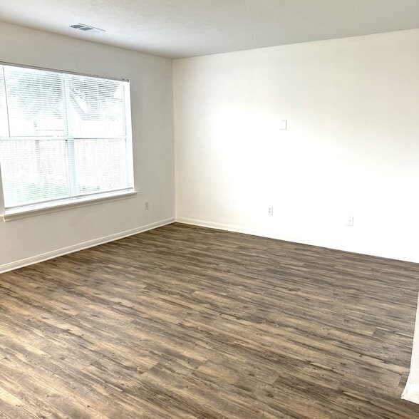 Building Photo - 19851 Laurel Trail Dr