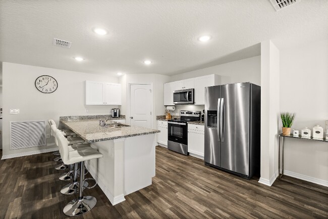 Building Photo - 10 Lladd Ct