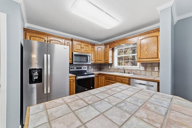 Building Photo - 20 Hillcrest Ln