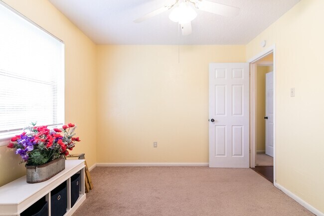 Building Photo - Charming 3 bedroom 2 bath home available soon!!