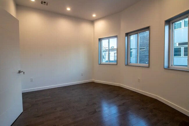 Building Photo - 2028 E Fletcher St