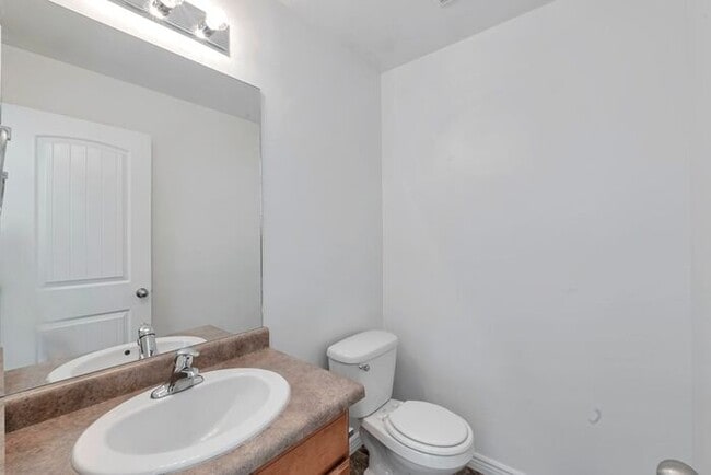 Building Photo - Bright Townhouse in Saratoga Springs w attached 2 car garage