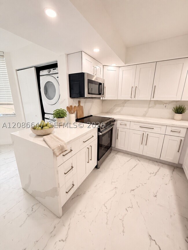 Building Photo - 1811 Sabal Palm Dr
